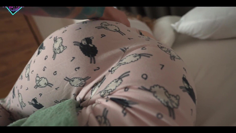 Karneli Bandi: Aku bangunin abang tiriku sambil ngocok kontolku