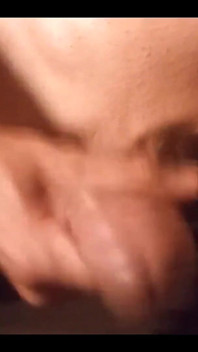Cowok sange ini lagi asik ngocok kontol besar pria ini sampai meringis keenakan