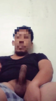 Tombul baba tek başına mastürbasyon yapıyor