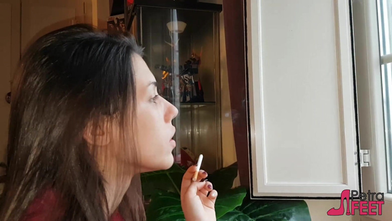 Smokin Fetish: Brünette schönheit liebt zigarren