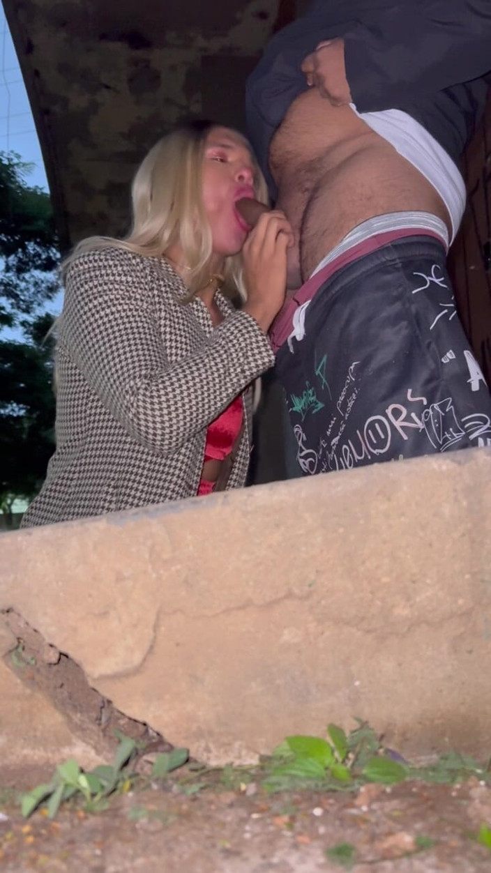 Andreialatina: ストリートでトランスとセックス、いたずらな既婚者