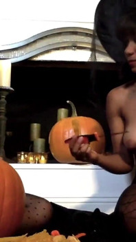 Julia Ann und Jenna Foxx Carve pumpkins