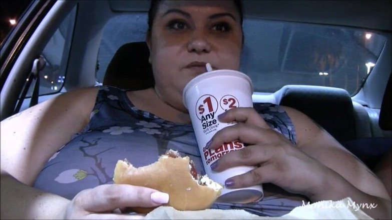 BBW Pleasures: Cewek super semok lagi asik jilat memek di dalam mobil...