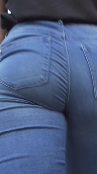 Sembah pantat bongkok saya yang berjalan dalam seluar jeans biru