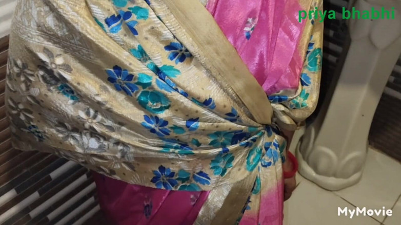 Desisexycpl123: Nadržená Desi žena v domácnosti Priya Bhabhi Používá Dewar v koupelně