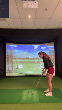 Prova di Golf in un Simulatore con Il mio lush in! Cercando di non venire mentre scambio!