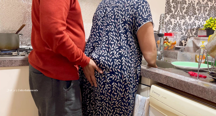 Hot 365 Entertainments: Casal indiano romântico - roupa noturna sexy da esposa levantada, bunda...