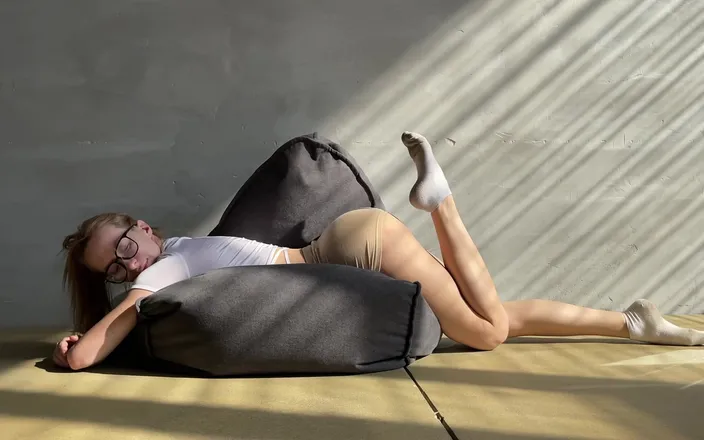 Skinny_lady69: Teen Stretching Short Shorts