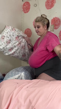 Cambria courbe les énormes aréoles de la femme de ménage