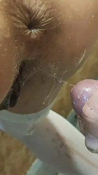 Sesso orale in bagno con una ragazza di neve