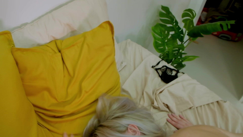 Valentina Nappi: ヴァレンティナ・ナッピとルイザ・コンラズは、幸運な男の一人に人生最高のセックスを与えることに決めた。