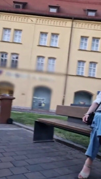 Udare publică în mijlocul orașului! Transsexuală mergând cu blugi umezi!