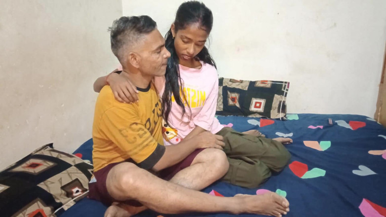 Truefuker: Adik ipar desi kampung mengambil pancutan mani dalam mulut dari...
