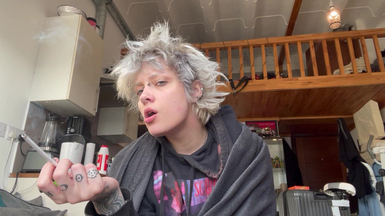 Glitterqueen1999: Süße goth raucht einen cig in einem hoodie, ohne make-up