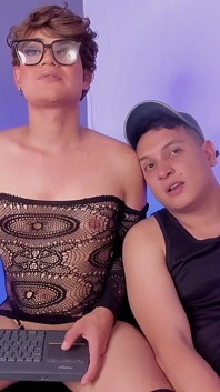 Femboy en iyi arkadaşının üvey yarağına teslim oluyor ve xxl şişman yarak alıyor