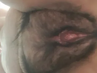 Bearbeiten sie mami in nahaufnahme, badezimmerreinigung