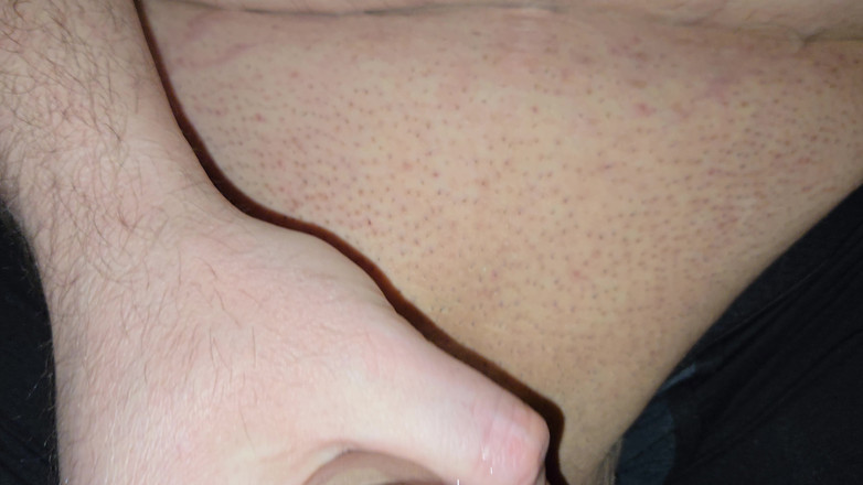 AssPlayLove: Une bite habillée se fait caresser