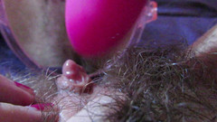 Cuteblonde666: 毛茸茸的阴户大阴蒂手淫和巨大的湿高潮