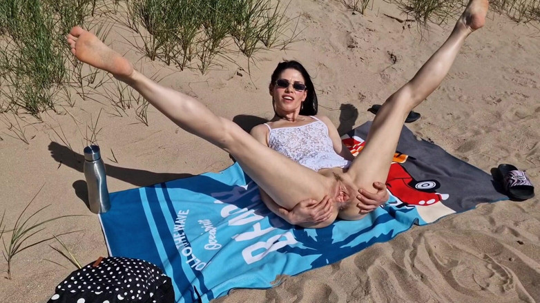 Nicky Brill: Ekshibicjonista plażowy, gapi się w moją cipkę na publicznej plaży