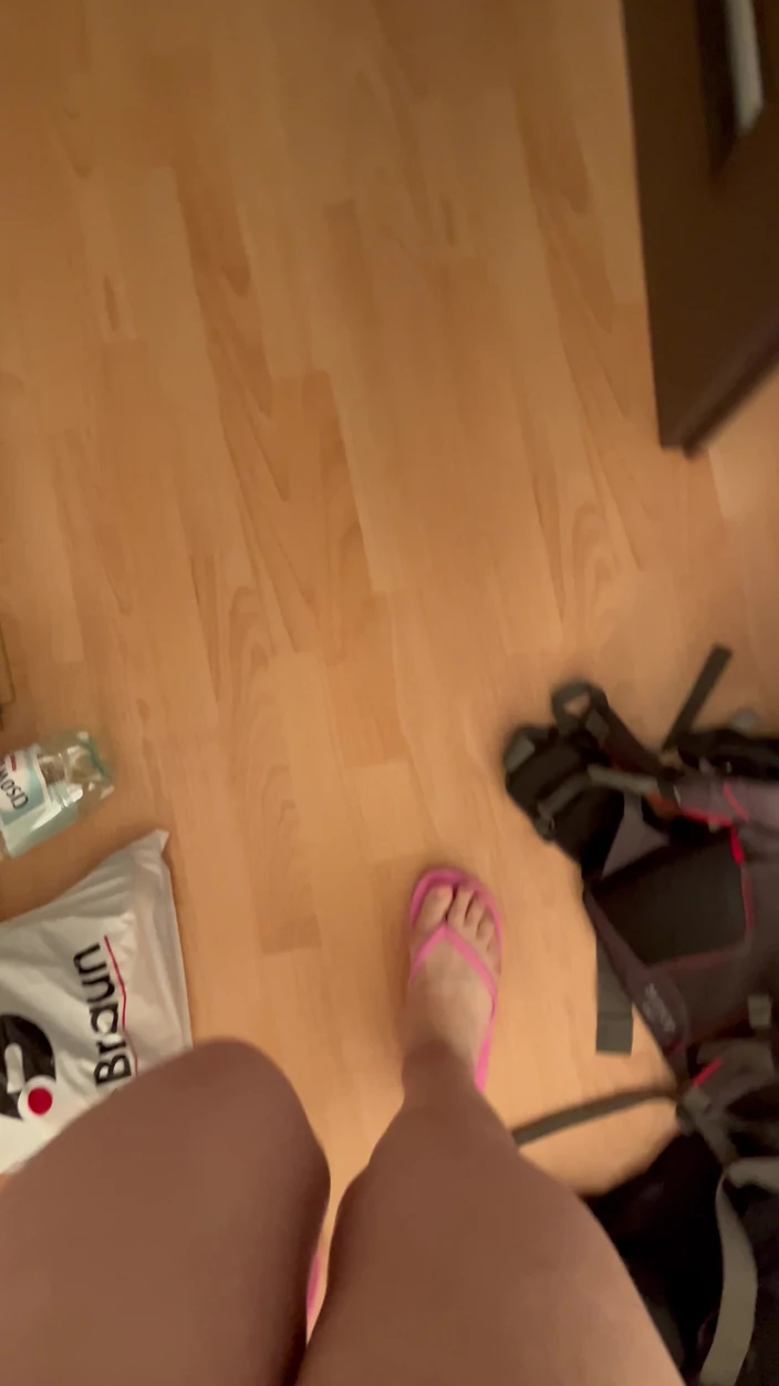 Feet: VEDERE LA PERSOANA 1: Sunetele de flip-flops mersul pe jos