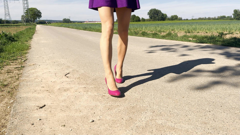 Loreleyadd: Sissy spontánně močí do svých nových punčoch během přestávky