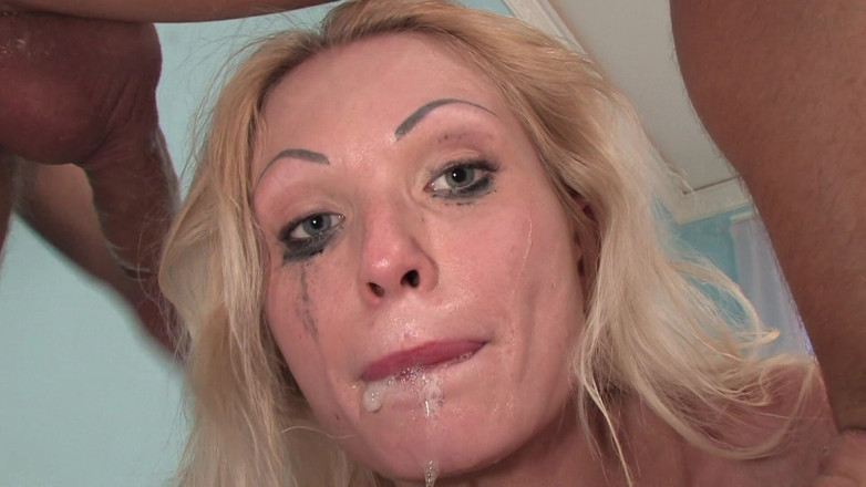 Ass Teen Mouth: Prsatá teenagerka naráže do zadku