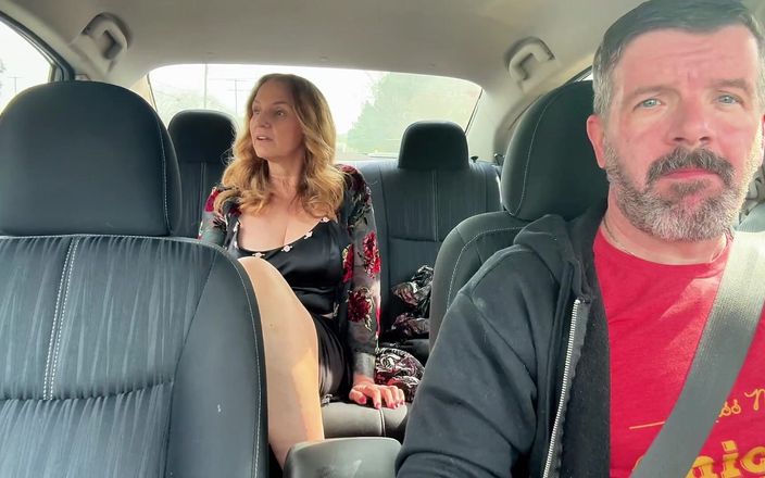 Molly McSquirts: Un chauffeur Uber me baise dans mon allée