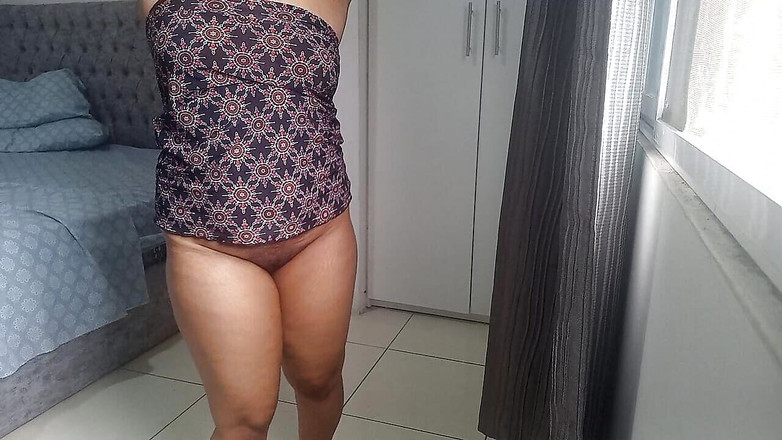 PATY PATY: Hospodyňka masturbuje, zatímco zvrácený soused ji sleduje