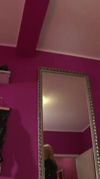 La ragazza dominante sculaccia il ragazzo mascherato