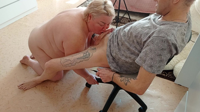 Zona901: 巨乳の裸の義母は私にフェラチオを与えます