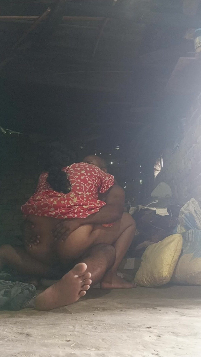 Auntixxx69: Suami botak makcik memasukkan seluruh zakarnya ke dalam pepek makcik