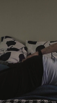 Rutina matutina. Papi se desnuda y la almohada con avidez gime en voz alta imaginando tus agujeros apretados