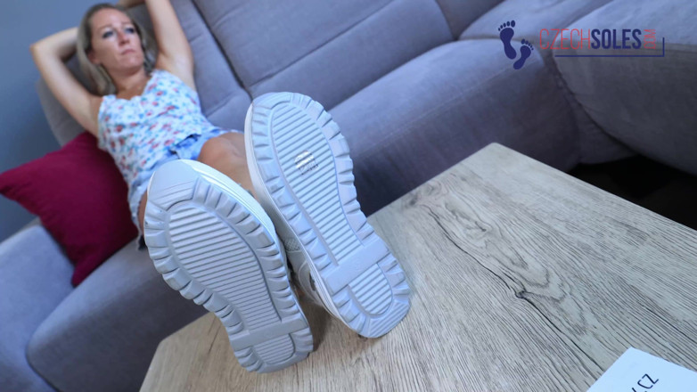 Czech Soles - foot fetish content: Schnüffle meine barfuß-Turnschuhe, POV