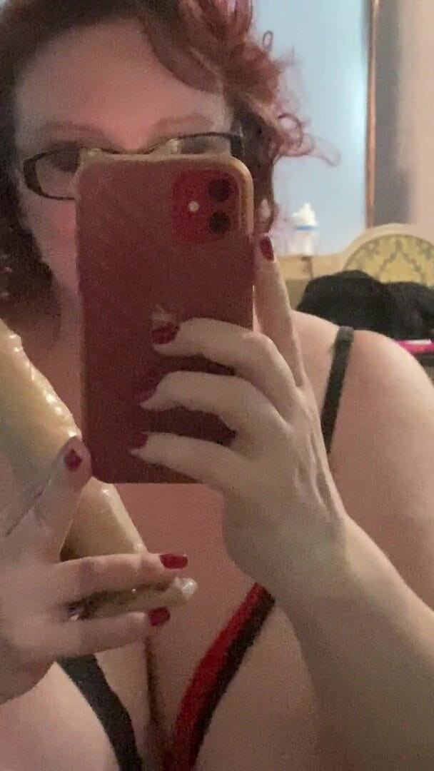 Rose Westt Studios: Bbw zuigt en neukt dildo in spiegel