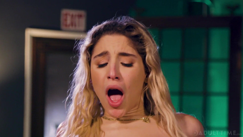 Adult Time: Abella Danger y Joanna Angel hardcore anal follando en trío