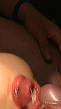 Brunetka dziwka dostaje jej twarz pokryta spermą podczas intensywnego gangbang Ggg