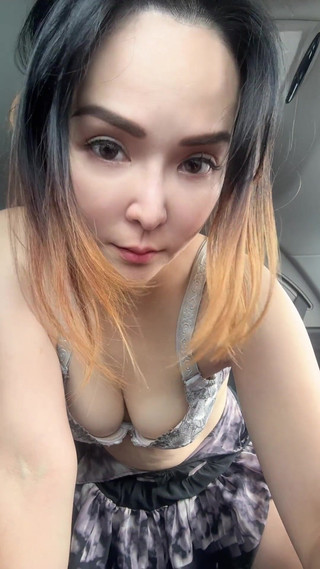 Taiwan nudenz: セクシーな台湾の女の子が車の中で自分と遊ぶ