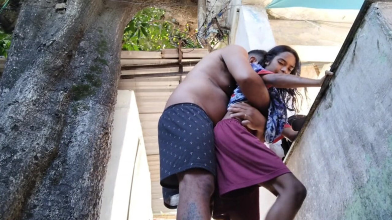 Bebes vagabundas: Fodendo vizinha no quintal até ela gozar