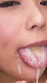 Geile Japanse scène-3_japanese brunette in lingerie geniet van bukkake