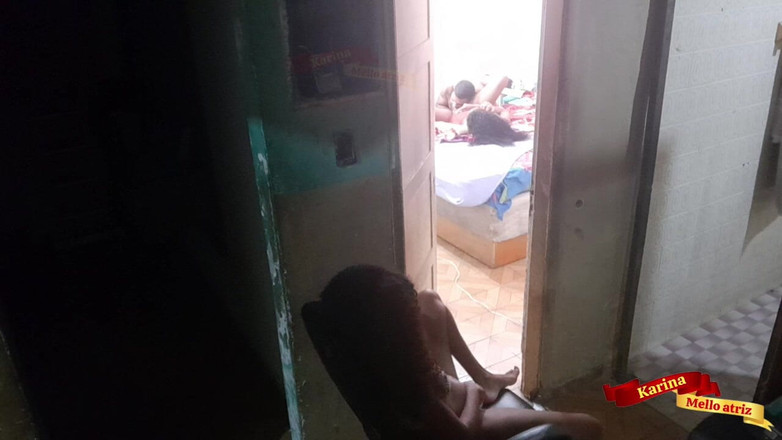 Karinamello: Üvey kız kardeşimi ve üvey babamı seks yaparken yakaladım ve odanın...