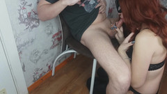 Viktoria_sekret: Frumusețe roșcată în ciorapi de piele din latex ia muie și ejaculare în...