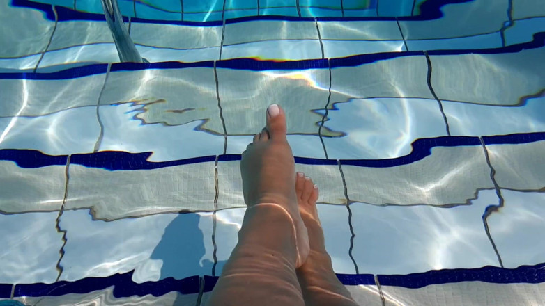 Fetish intimmedia: Juego de fetiche de pies en la piscina