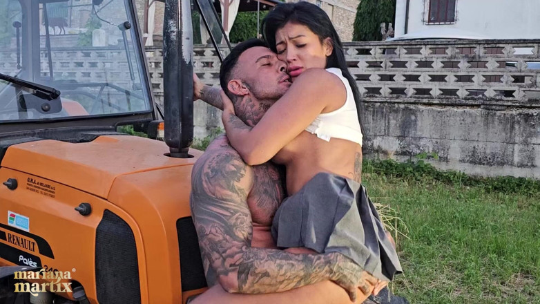 Mariana Martix: Turist columbian fute un fermier italian pe un tractor - Mariana...