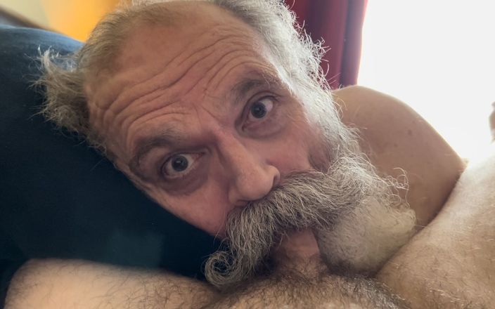 FuzzyBeardBoy: Moustache Farfar Cocksucker ger ett härligt sugjobb