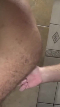 HAIRYANDRAW - Aiden Storm toma banho com Kosher Pig antes de prenhada dura