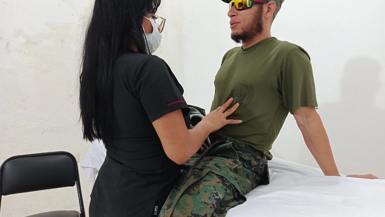 NEGRITA SEXY: Doktor smyslně tápe vojáka v kanceláři lékaře Během konzultace