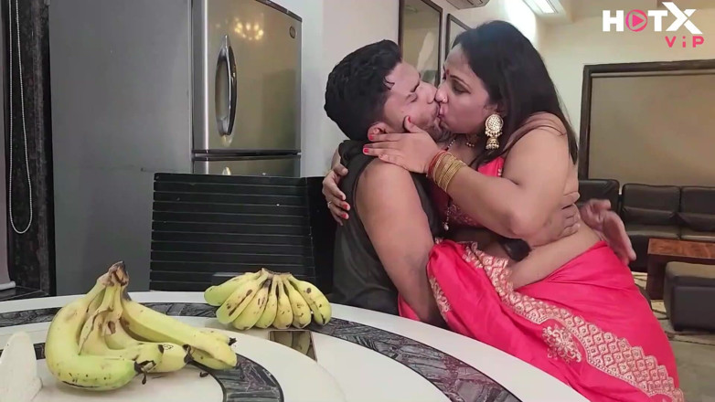 Indianxxx nude: Riesige möpse, indische MILF Bhabhi strippt Sari und fickt mit...