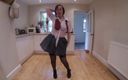 Horny vixen: Британская жена и мачеха Хейли носить униформу в чулках и подвесах танцует стриптиз.