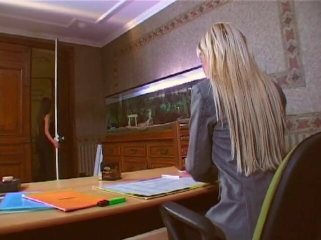 Porncentro: Ateşli esmer istekli adamın yarağını emiyor