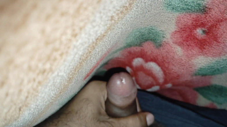 Xxxboyengi: Une étudiante deshi sexy se masturbe sous la couverture